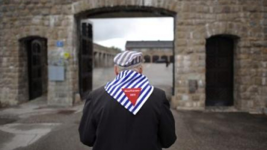 Ocalały więzień w byłym niemieckim obozie koncentracyjnym Mauthausen. Fot. PAP/J. Turczyk