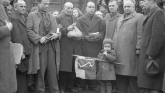 Pierwszy transport polskich repatriantów z Westfalii. Szczecin, 1948.04.06. Fot. PAP/CAF