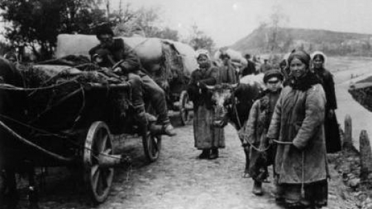 Rolnicy podczas ucieczki. Rosja, listopad 1915 r. Fot. Bundesarchiv. Źródło: Wikimedia Commons