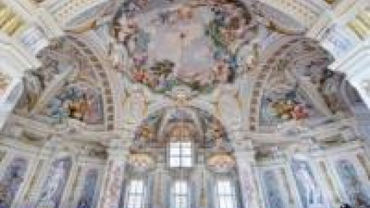 Wielka sala w rezydencji myśliwskiej w Stupinigi koło Turynu. Fot. PAP/EPA