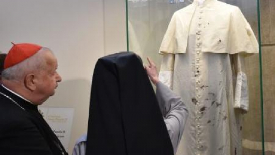 Kardynał Stanisław Dziwisz i siostra Tobiana przy gablocie z sutanną Jana Pawła II. Fot. PAP/J. Bednarcz