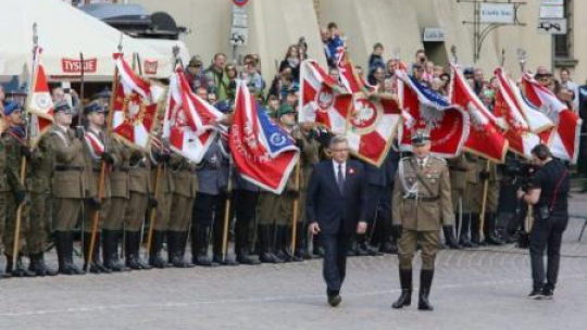 Uroczystości z okazji Święta Narodowego 3 Maja na pl. Zamkowym w Warszawie. Fot. PAP/T. Gzell