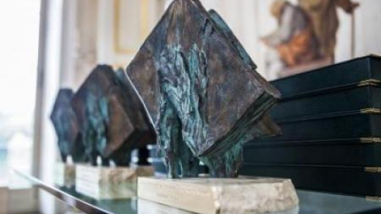 Statuetki wykonane przez rzeźbiarza Macieja Zychowicza Fot. MHP