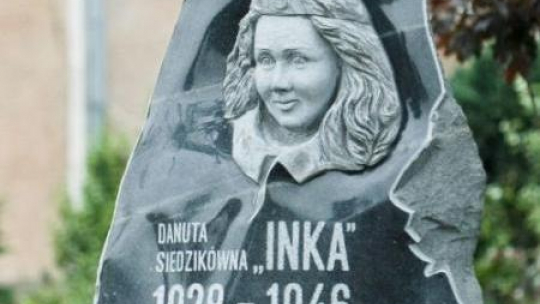 Pomnik Danuty Siedzikówny "Inki" odsłonięty w Krzeszycach. Fot. PAP/L. Muszyński