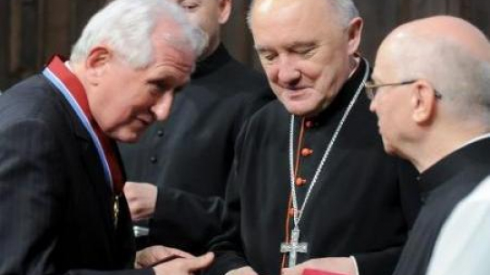 Dziennikarz PAP Stanisław Karnacewicz odbiera medal z rąk kard. Kazimierza Nycza. Fot. PAP/M. Obara 