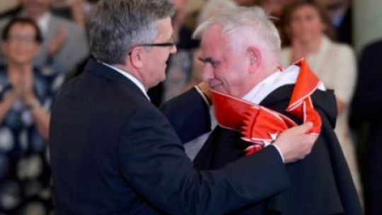 Dominikanin o. Ludwik Wiśniewski odbiera Krzyż Wielki Orderu Odrodzenia Polski. Fot. PAP/J. Turczyk