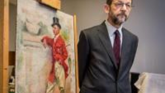 Dyrektor Muzeum Okręgowego w Bydgoszczy, dr M. F. Woźniak przy obrazie W. Kossaka  "Autoportret" Fot.PAP/T. Żmijewski