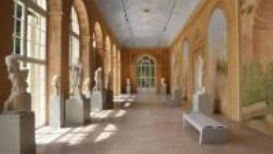 Wnętrze odrestaurowanej Królewskiej Galerii Rzeźby w Starej Oranżerii w Łazienkach Królewskich. Fot. PAP/R. Pietruszka