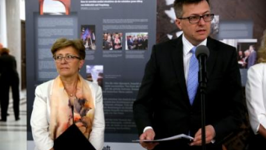 Wicemarszałek Sejmu E. Radziszewska i dyr. MHP R. Kostro otworzyli wystawę "Odwaga i pojednanie". Fot. PAP/T. Gzell
