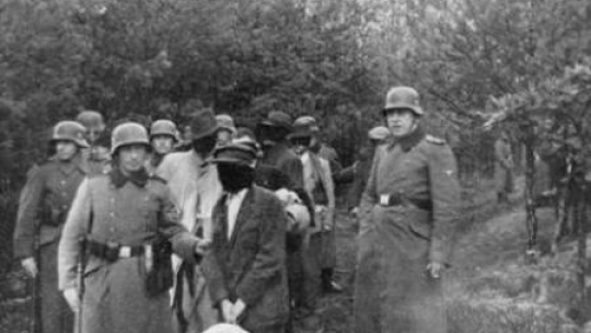 Polscy więźniowie z zawiązanymi oczyma przed egzekucją w Palmirach. 1940 r. Źródło: Wikimedia Commons