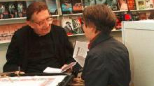 Ks. Jan Twardowski na Targach Książki w Krakowie. Fot. PAP/J. Bednarczyk 