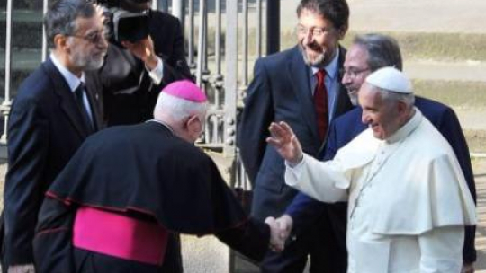 Papież przed kościołem wadensów w Turynie. Fot. PAP/EPA