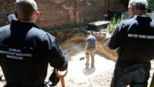 Początek prac poszukiwawczych na Cmentarzu Bródnowskim w Warszawie. Fot. PAP/B. Zborowski