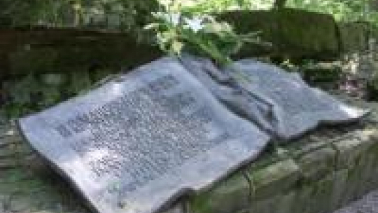 Pamiatkowa tablica w miejscu zamachu na Hitlera. Fot. PAP/M. Kaczyńska