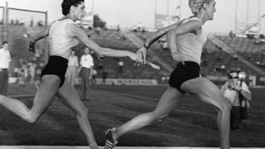 Duet K-K podczas mityngu lekkoatletycznego na stadionie Legii, sierpień 1966 r. Fot. PAP/Olszewski