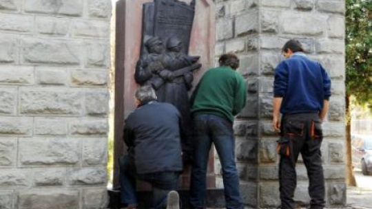 Częściowy demontaż pomnika Armii Czerwonej w Nowym Sączu. Listopad 2014 r. Fot. PAP/G. Momot