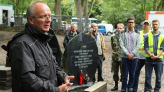Prof. Krzysztof Szwagrzyk przemawia do archeologów i wolontariuszy na cmentarzu w Gdańsku.31.7.2015. Fot. PAP/P. Wittman