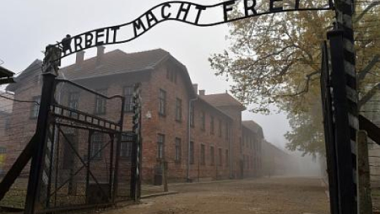 Brama byłego obozu koncentracyjnego Auschwitz - Birkenau Fot.PAP/Jacek Bednarczyk