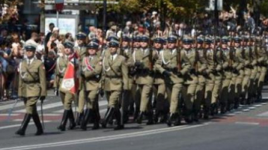 Defilada wojskowa w stolicy z okazji Święta Wojska Polskiego. Fot. PAP/R. Pietruszka