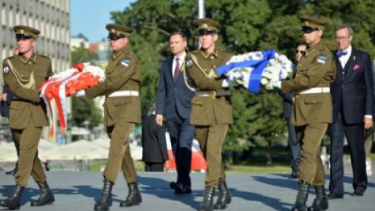 Prezydent RP Andrzej Duda i prezydent Estonii Toomas Hendrik Ilves przed Pomnikiem Wolności. Fot. PAP/J. Turczyk