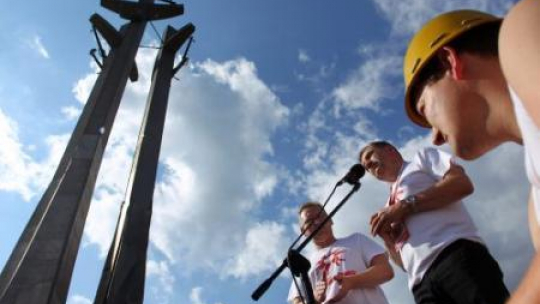 Wnuk Anny Walentynowicz - Piotr i szef NSZZ „S” Piotr Duda podczas obchodów 35-lecia „Solidarności”. Fot. PAP/P. Wittman