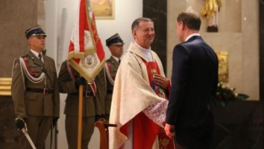 Bp Józef Guzdek i prezydent Andrzej Duda podczas mszy św. w intencji Ojczyzny i Wojska Polskiego. Fot. PAP/T. Gzell