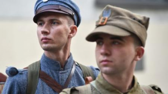 Ok. 250 osób wyruszyło z krakowskich Oleandrów w Marszu Szlakiem I Kompanii Kadrowej. 06.08.2015. Fot. PAP/J. Bednarczyk