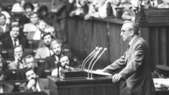 Tadeusz Mazowiecki na mównicy sejmowej. 24 sierpnia 1989 r. Fot. PAP/CAF/T. Walczak