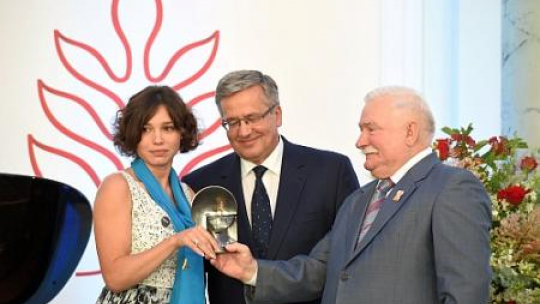 Prezydent Bronisław Komorowski, były prezydent Lech Wałęsa oraz rosyjska dziennikarka Żanna Niemcowa Fot.PAP/J. Turczyk