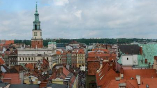 Poznań: Widok ze strychu Fary na ulicę Świętosławską i ratusz miejski. Fot. PAP/J. Kaczmarczyk