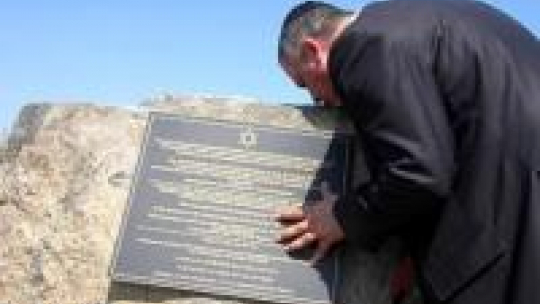 Hilik Bar odsłania tablicę pamiątkową w Skulsku Fot.PAP/T. Wojtasik