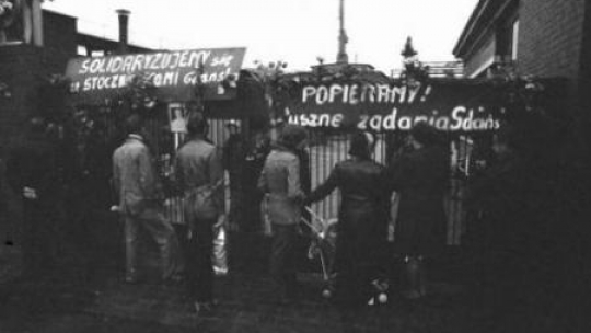 Brama strajkującej Stoczni Szczecińskiej. Sierpień 1980 r. Fot.  Fot. PAP/CAF/J. Undro