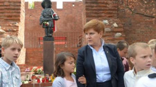 Beata Szydło z dziećmi z Placówki Opiekuńczo-Wychowawczej w Kętach przed Pomnikiem Małego Powstańca. Fot. PAP/M. Obara