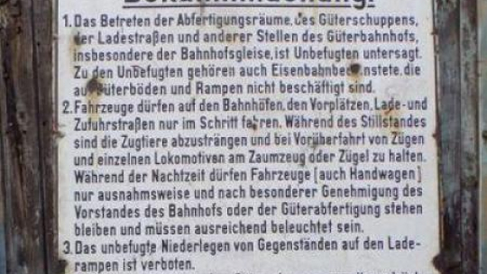 Fragment odnalezionej tablicy z czasów istnienia KL Auschwitz. Fot. Marek Księżarczyk