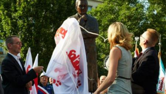 Syn A. Walentynowicz Janusz Walentynowicz (L) oraz wnuki Katarzyna (C) i Piotr (P) odsłaniają pomnik. Fot. PAP/A.Warżawa