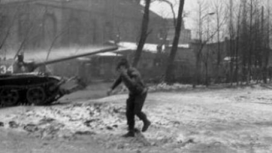 Pacyfikacja Kopalni Węgla Kamiennego Wujek. Katowice, 16 grudnia 1981 r. Fot. PAP/M. Janicki