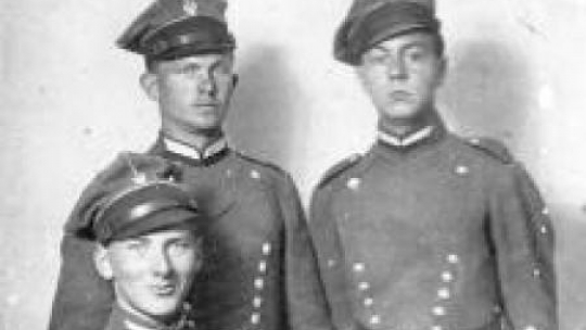 W. Bayer - stoi z prawej strony z kolegami z pułku ułanów. Źródło: Urząd Celny Zbąszyń 