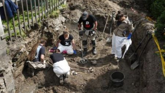 Prace ekshumacyjne w Białymstoku. Fot. PAP/A. Reszko