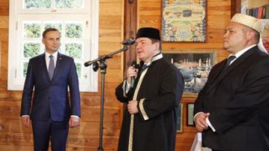 Prezydent Andrzej Duda podczas spotkania w Bohonikach z przedstawicielami społeczności tatarskiej. Fot. PAP/A. Reszko