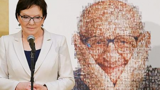 Premier Ewa Kopacz, podczas otwarcia w KPRM wystawy poświęconej Władysławowi Bartoszewskiemu Fot.PAP/Paweł Supernak