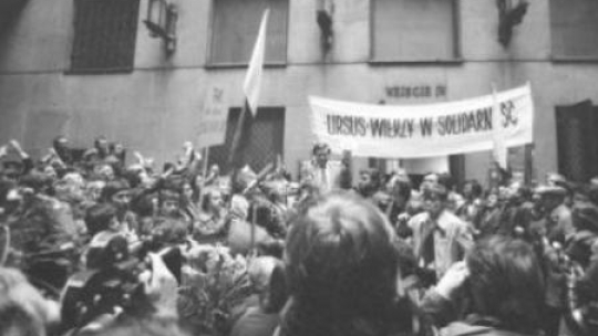 Wstępna rejestracja NSZZ "S". Manifestacja przed budynkiem sądu w stolicy. 24.10.1980. Foto: Fotorzepa, Jakub Ostałowski