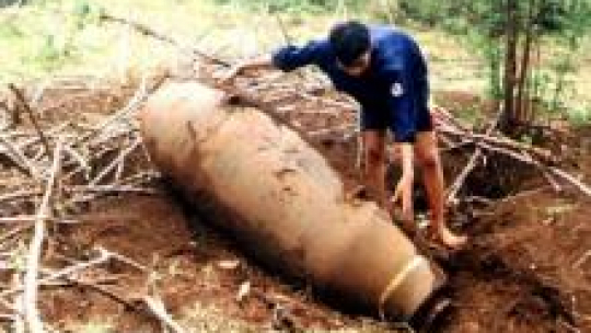 Niewybuch znaleziony w wiosce Nha w prowincji Quang Tri. Fot. PAP/EPA