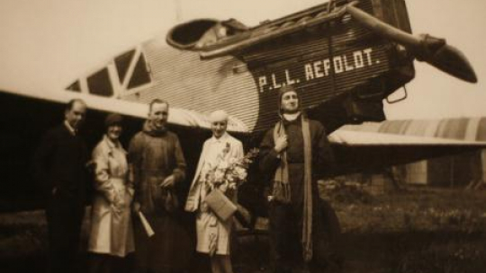 Od lewej: J Drzewiecki - konstruktor RWD, J. Smosarska, F. Żwirko, H. Ordonówna i S. Wigura. Repr. PAP/ A. Grygiel