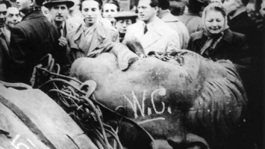 Mieszkańcy Budapesztu po obaleniu pomnika Stalina. Fot. Wikipedia, ze zbiorów The American Hungarian Federation