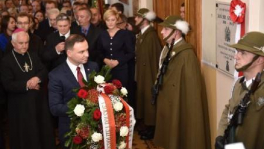 Prezydent Andrzej Duda podczas odsłonięcia tablicy ku czi Jana Szembeka. Fot. PAP/J. Bednarczyk