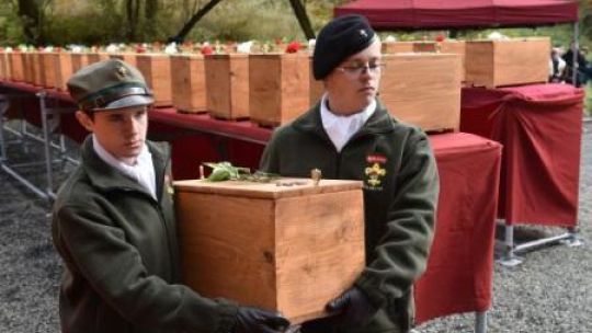 Pogrzeb szczątków osób rozstrzelanych przez Niemców w czasie II w. św. na terenie tzw. Glinnika. Fot. PAP/J. Bednarczyk