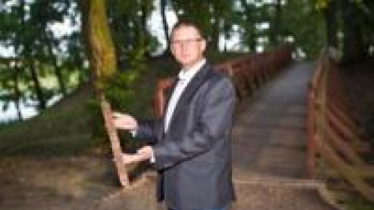 Krzysztof Kępiński ze znaleziskiem. Źródło: Klub Odkrywcy z Susza