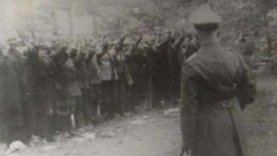 Skazańcy na chwilę przed egzekucją. Piaśnica, 1939 r. Źródło: Waldemar Engler/Wikimedia Commons 