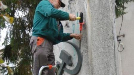 Demontaż sierpa i młota z obelisku przed szkołą podstawową w Stępocicach. Fot. IPN