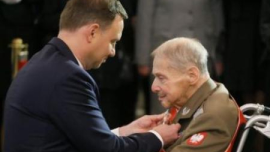 Prezydent RP Andrzej Duda i odznaczany Janusz Brochwicz-Lewiński. Fot. PAP/P. Supernak